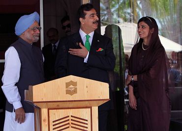 Prime Minister Manmohan Singh with Pakistan PM Yousuf Gilani and Foreign Minister Hina Rabbani Khar
