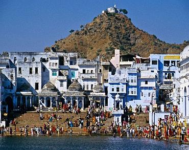 Devotees take a dip at Pushkar fair