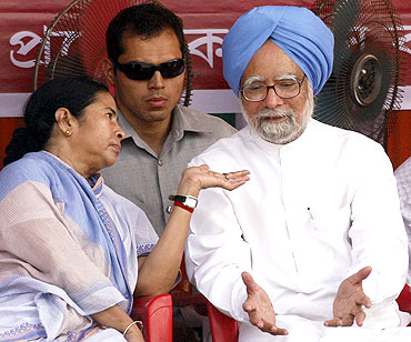 Prime Minister Manmohan Singh with West Bengal CM Mamata Banerjee