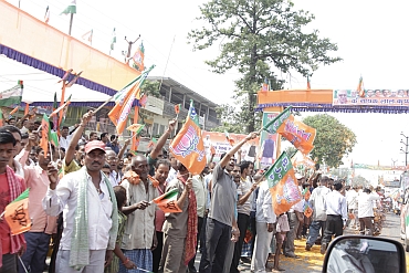 Thousands of BJP supporters gather to get a glimpse of Advani during the yatra