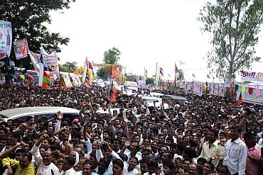 People at Advani's rally in Hoshangabad