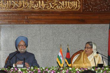 Prime Minister, Dr Manmohan Singh with Prime Minister of Bangladesh, Sheikh Hasina in Dhaka, Bangladesh