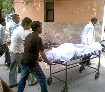 Body of Pramod Chaurasiya being brought to the mortuary