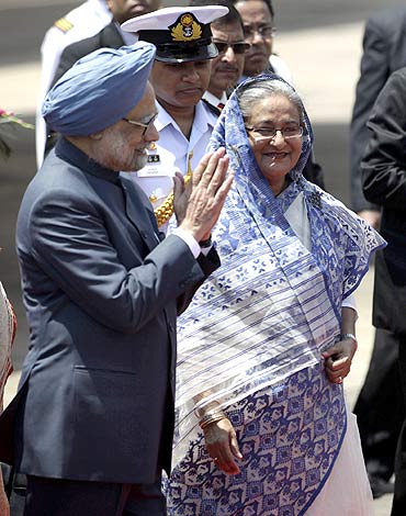 Prime Minister Manmohan Singh with Bangladesh Prime Minister Sheikh Hasina