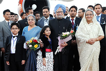 Prime Minister Manmohan Singh with Prime Minister of Bangladesh Sheikh Hasina before his departure