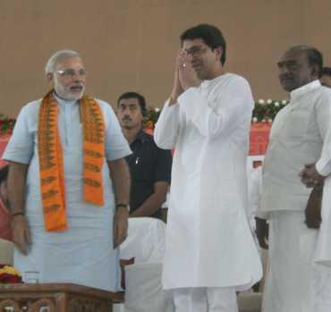 Maharashtra Navnirman Sena chief Raj Thackeray with Narendra Modi at the fast venue