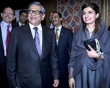 External Affairs Minister S M Krishna with Pakistani counterpart Hina Rabbani Khar