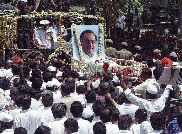 Supporters of Rajiv Gandhi follow his coffin during the funeral procession in New Delhi on May 24, 199