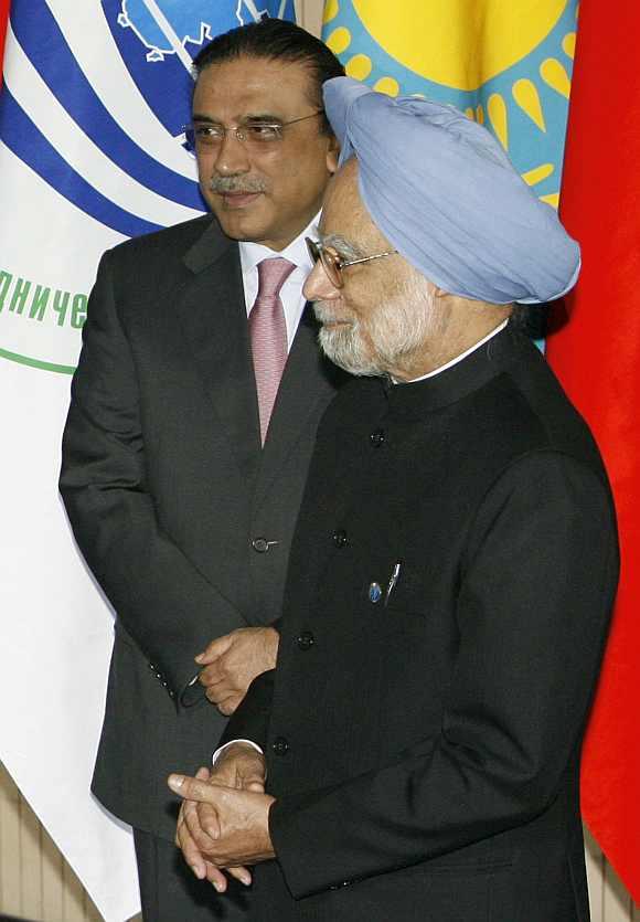 Pakistani President Asif Ali Zardari and Prime Minister Manmohan Singh line up for a family photo at the Shanghai Cooperation Organisation summit in Yekaterinburg, June 16, 2009