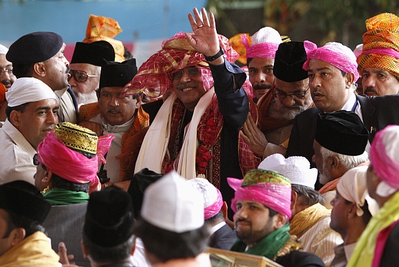 Pakistan's President Asif Ali Zardari waves after offering prayers at the shrine of Sufi saint Khwaja Moinuddin Chishti at Ajmer