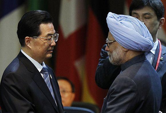 China's President Hu Jinato talks to PM Singh at a plenary session during the Nuclear Security Summit in Seoul