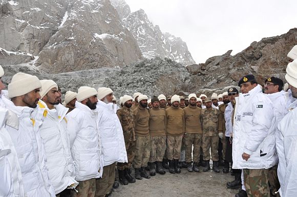 Kayani briefs his troops in Siachen