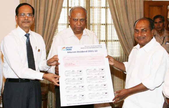 HAL chairman R K Tyagi presenting an interim dividend cheque of Rs.699.50 crore to Defence Minister A K Antony, in New Delhi on April 18, 2012.