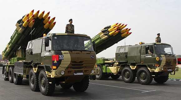 Múltipla do Exército indiano de lançamento de foguetes Smerch é exibido durante o desfile do Dia do Exército em Nova Deli