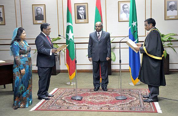 Dr Mohamed Waheed (left) taking the oath of office as Maldives president