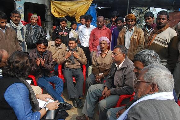 The villagers of Paharpur discuss their lives with Sheela Bhatt and Sharat Pradhan