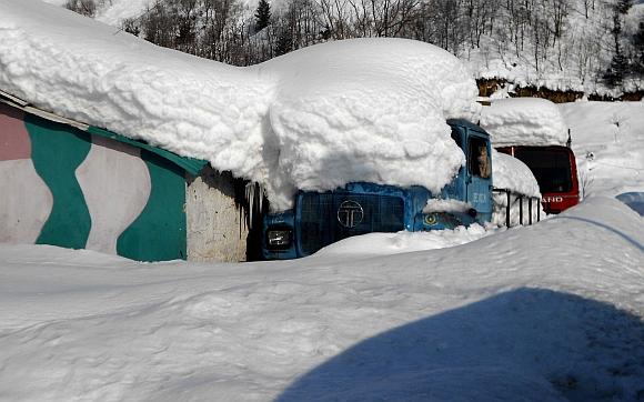 A truck under heavy snow at Jawahar Tunnel