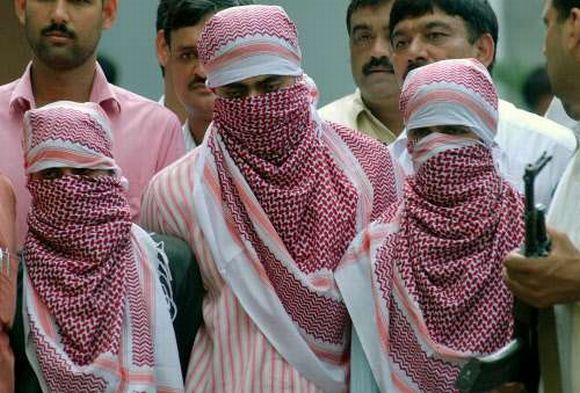 Suspected Indian Mujahideen militants Shakeel (Left), Shakir Nishar (2Left) and Zia-ur-Rehman (3Left)