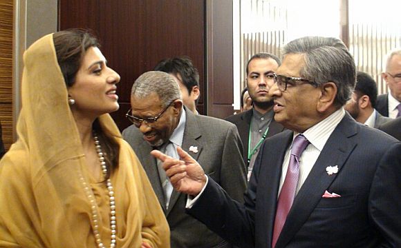 Indian foreign minister SM Krishna with his Pakistani counterpart Hina Rabbani
