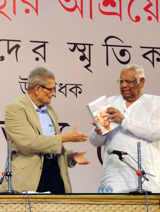 Somnath Chatterjee with Nobel Laureate Amartya Sen at the Rabindranath Tagore Centre, Kolkata. Photograph: Noor Islam