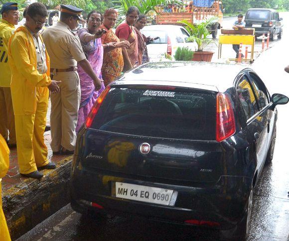 MNS workers persuade commuters at Mulund naka to not pay toll