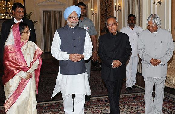 President Pranab Mukherjee with former Presidents Pratibha Patil and APJ Abdul Kalam and Prime Minister Manmohan Singh