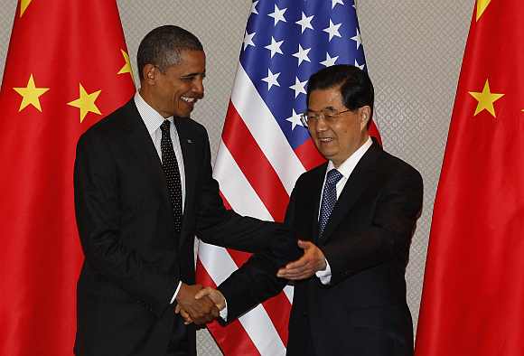 US President Barack Obama shakes hands with China's President Hu Jintao during an expanded bilateral meeting before attending the 2012 Nuclear Security Summit in Seoul March 26