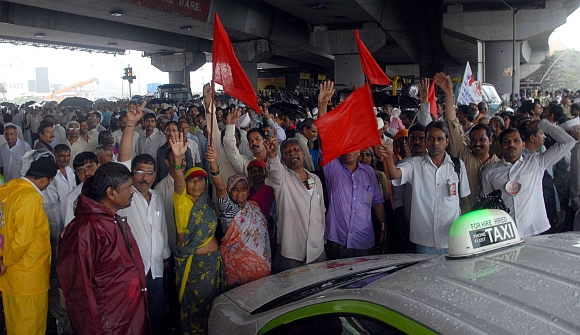 Protestors under the Bandra skywalk