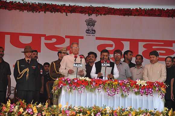 UP Governor BL Joshi administers the oath of office to Akhilesh Yadav