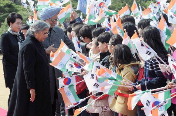 Prime Minister Dr Manmohan Singh and his wife Gursharan Kaur being welcomed by the children at the President House of South Korea