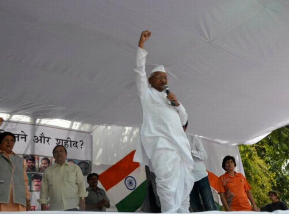 Anna Hazare speaks to a gathering at Jantar Mantar during his one-day fast