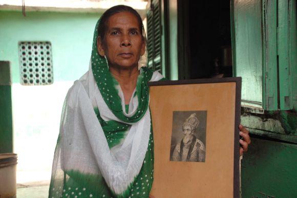 Sultana Begum with a picture of Mughal Emperor Bahadur Shah Zafar