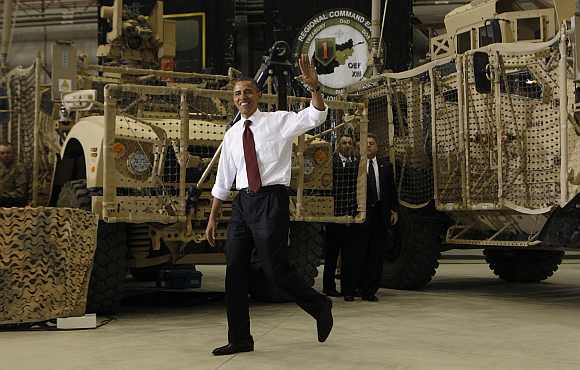 Obama waves to troops at Bagram Air Base in Kabul