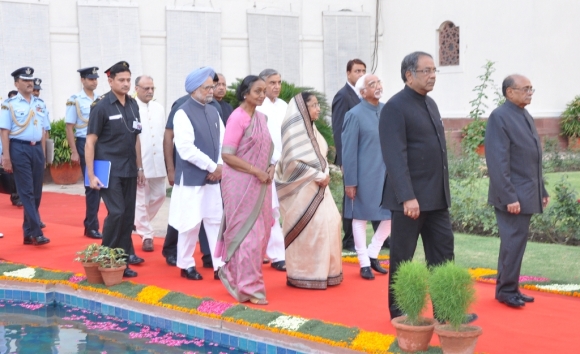 President Pratibha Patil; Vice-President Hamid Ansari, Prime Minister Manmohan Singh, Lok Sabha Speaker Meira Kumar and other dignitaries arrive at the Central Hall of Parliament