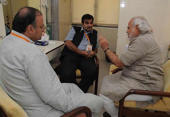 BJP President Nitin Gadkari, Gujarat CM Narendra Modi and Leader of Opposition Arun Jaitley have a chat at Mumbai