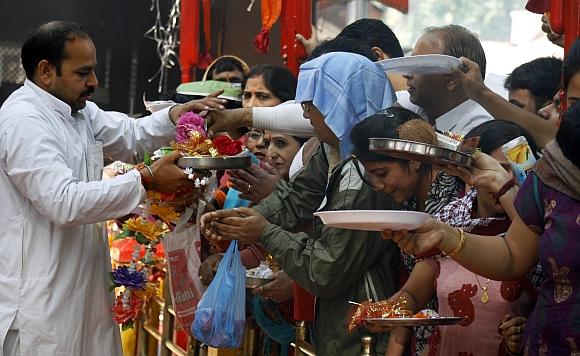 Pilgrims at the  Khir Bhawani temple at Tullamulla