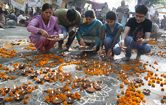 Families preparing for the puja at the temple