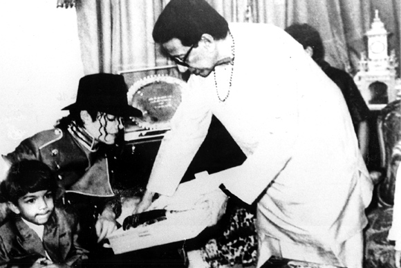 Bal Thackeray presenting a gift to US popstar Michael Jackson when he  called on him at his residence Matoshree