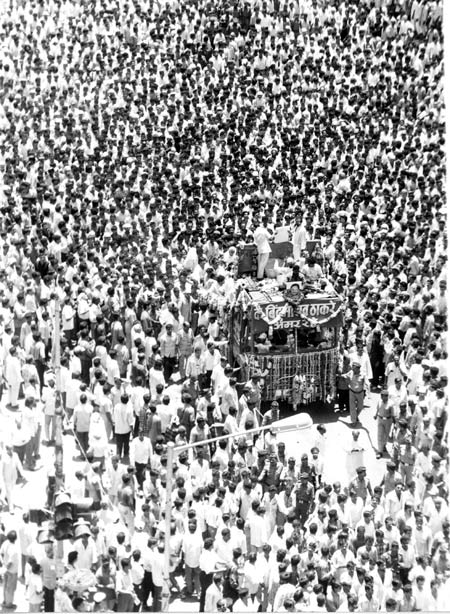 The funeral procession of Bindumadhav Thackeray, son of the Shiv Sena chief, passing through Mumbai.