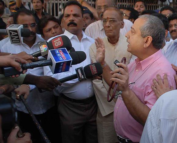 Dr Jalil Parkar, physician from Leelavati Hospital in Bandra, who has been treating the Shiv Sena chief Bal Thackeray, announcing the news that shattered Shiv Sainiks who have been gathering at Matoshree in Bandra east, on Saturday afternoon