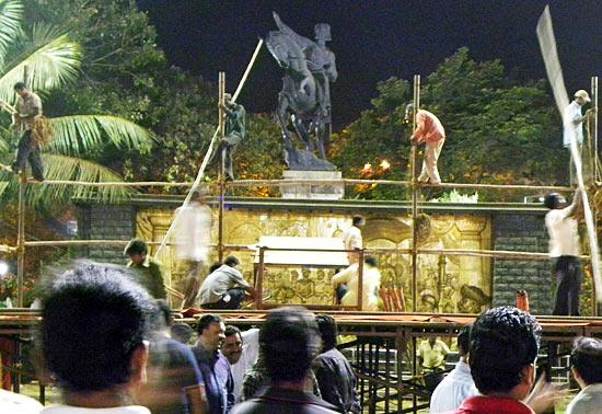 Shiv Sainiks erect a giant stage for Sunday's darshan of Bal Thackeray. The Sena patriarch's body will be placed on the inclined plane, with the statue of Chhatrapati Shivaji forming the backdrop