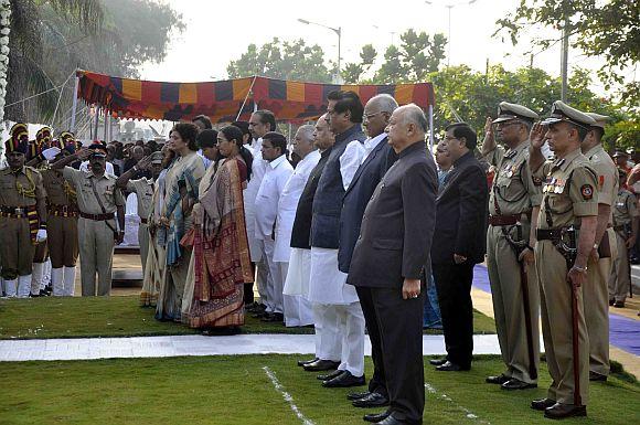 Union Home Minister Sushilkumar Shinde, Maharashtra Chief Minister Prithviraj Chavan, state Governor K Sankaranarayanan and Union Minister Sharad Pawar pay tributes at the 26/11 memorial