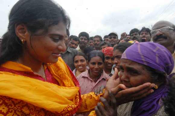 Sharmila Reddy lends an ear to a grieving woman during her rally in Kurnool district