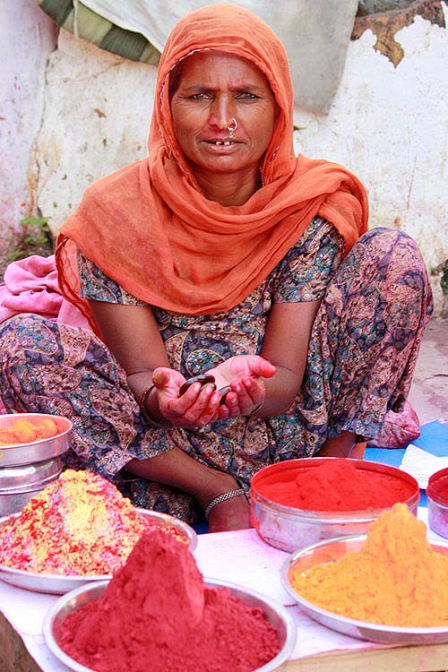Every year Chand Bibi comes with her family from Barabanki for a few months to make a living at the Sangam