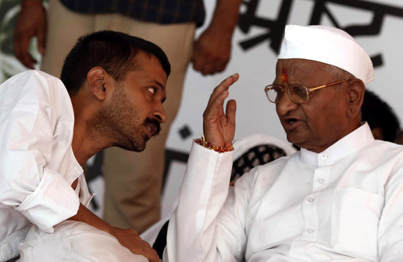 Anna Hazare speaks to Arvind Kejriwal during a protest in New Delhi, before they parted ways