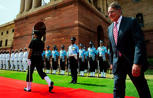 US Defence Secretary Leon Panetta inspects Indian troops during a welcoming ceremony at the Defence Ministry in New Delhi
