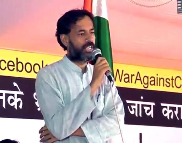 Yogendra Yadav addresses the anti-corruption rally at the Ramlila Maidan, New Delhi