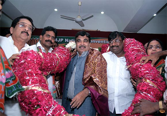BJP President Nitin Gadkari gets a warm welcome at the National Convention on e-Governance.