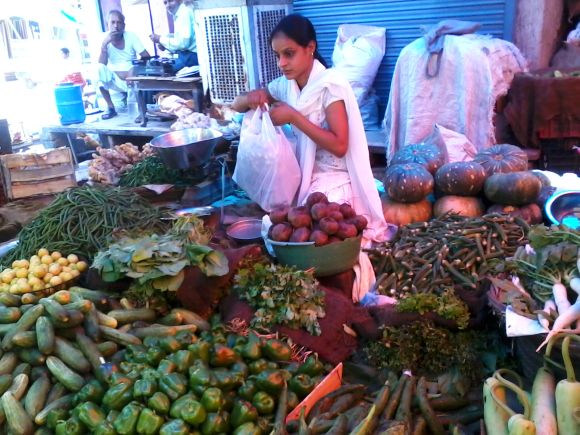 Kamlesh helps her father sell vegetables to ensure her two younger sisters' education isn't obstructed