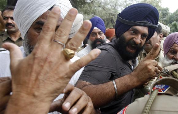 A Sikh protestor argues with a policeman during a protest against Jagdish Tytler and Sajjan Kumar